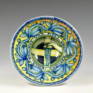 Unus Dominus • Una Fides • Unum Baptisma - Prato em forma de chapéu de padre - Galileo Chini, Fornaci San Lorenzo, 1919-1925 aprox.